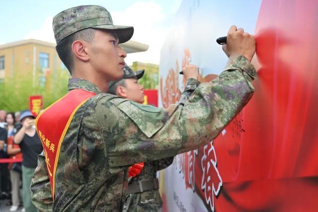 浙江奉化34名大学生新兵入伍 热血铸荣光青春献国防