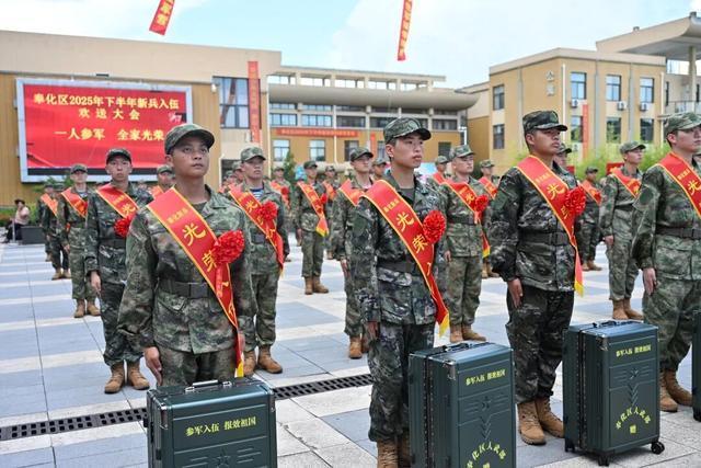 浙江奉化34名大学生新兵入伍 热血铸荣光青春献国防