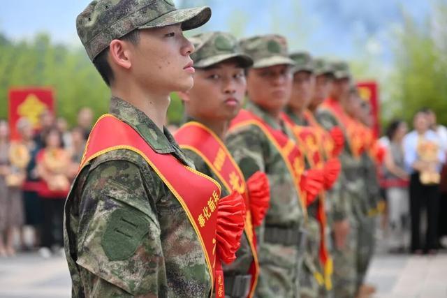 浙江奉化34名大学生新兵入伍 热血铸荣光青春献国防